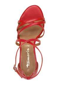 Rote Sandalen mit einer glatten Lederoberfläche, einem Design mit gekreuzten Riemen, einem Knöchelriemen mit Schnalle und einer gepolsterten Innensohle mit eingeprägtem Markennamen.