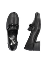 Mocassins en cuir noir avec un détail chaîne sur le devant, petit talon bloc, finition lisse et design à bout arrondi.