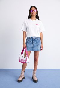 White cotton T-shirt, denim mini skirt with frayed hem, pink and white flame-patterned bag, beige lace-up boots with thick soles.