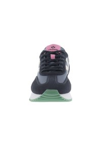 Sneaker blu navy e bianchi realizzate in materiali scamosciati e in mesh, con un logo rosa sulla linguetta e una suola in gomma verde menta.