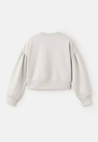 Krátká světle šedá mikina s žebrovaným kulatým výstřihem, balónovými rukávy a manžetami, vyrobená z měkkého bavlněného materiálu.