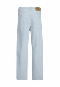 Ljusblå denimjeans med rak passform, med två bakfickor och en läderlogotyp på midjebandet. Strukturerad tyg.