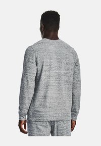 Sudadera de punto gris de manga larga con un patrón texturizado y jaspeado. Presenta un cuello redondo y puños ajustados, hecha de una tela suave.