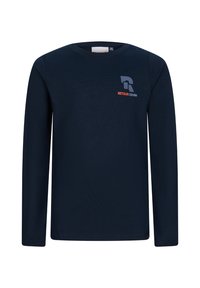 Granatowa koszula z długim rękawem z małym logo "Retour Denim" w kolorze białym i pomarańczowym na górnej lewej stronie klatki piersiowej.