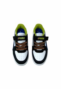 Sneakers sintetici in bianco e nero con lacci arancioni, interno verde e una cinghia in Velcro. Presentano dettagli perforati e branding.