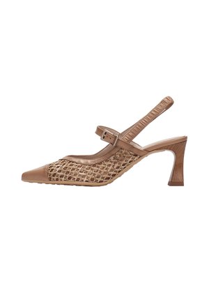 Bruine leren slingback pump met gevlochten mesh-zijkanten, puntige neus, verstelbare band en blokhak van gemiddelde hoogte.