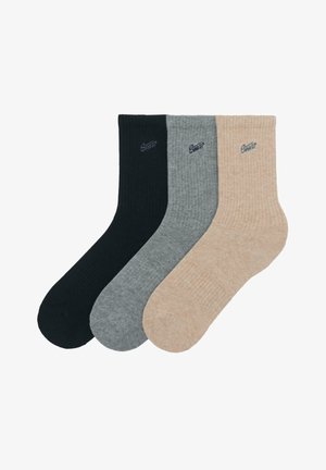 Trei șosete crew cu dungi, în negru, gri și bej, fiecare având un mic logo brodat aproape de marginea superioară a manșetei.