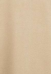 Beige látka s měkkou, hladkou texturou a jednotnou plochou. Žádné viditelné vzory ani hardware, ideální pro různé aplikace.