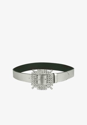 Cinturón de cuero plateado con una gran hebilla adornada con strass, de forma rectangular y con un forro interior verde. Textura suave.