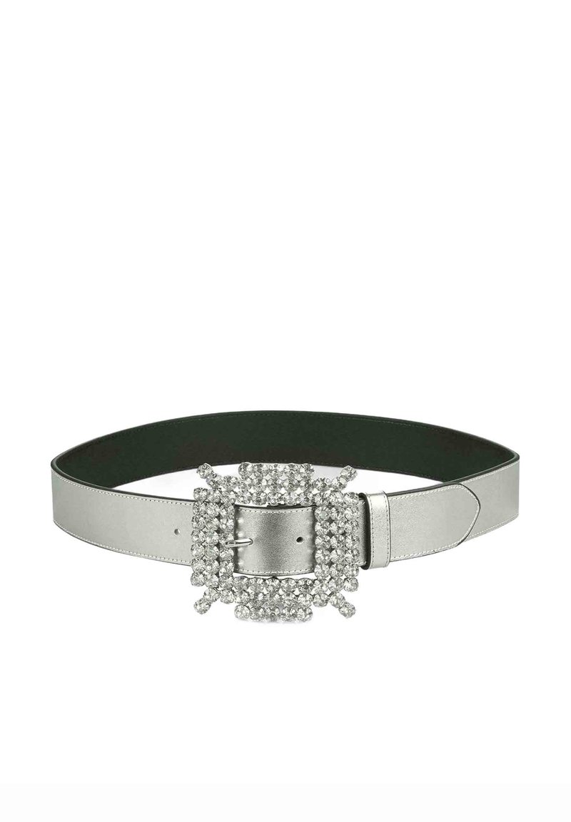 Cinturón de cuero plateado con una gran hebilla adornada con strass, de forma rectangular y con un forro interior verde. Textura suave.