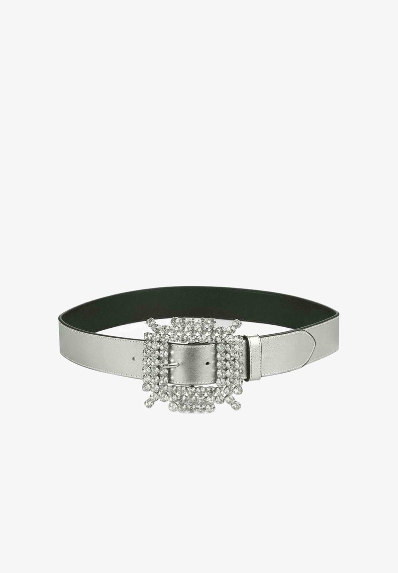 Cinturón de cuero plateado con una gran hebilla adornada con strass, de forma rectangular y con un forro interior verde. Textura suave.