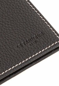 Portafoglio in pelle nera con superficie textured e cuciture bianche. Logo impresso sul davanti con l'anno "1993."