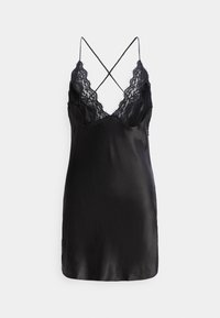 Μαύρο σατέν φόρεμα slip με δαντελένιο διακοσμητικό περίγραμμα σε σχήμα κυματισμού, εφαρμοστό μπούστο και λεπτούς χιαστί ιμάντες στους ώμους, σε απλό φωτεινό φόντο.