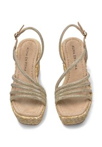 Sandali con zeppa, suola in juta intrecciata, tomaia in similpelle color beige e cinturini metallici luccicanti, dotati di chiusura a fibbia e soletta imbottita.
