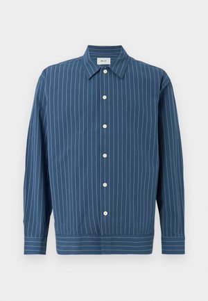 Blå langærmet skjorte med knapper, med hvide lodrette nålestriber, en spids krave og en bred vandret stribet kant forneden.