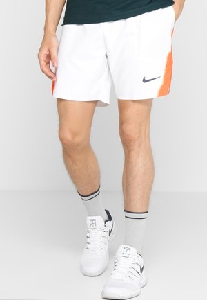 Hvide sportsshorts med et orange gradientdesign på siden og et sort Nike-logo. Letvægts, glat stof og afslappet pasform.