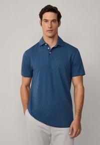 Herrarnas kortärmade pikétröja, tillverkad av textil med struktur, i en djupblå färg, med krage och treknappslå.