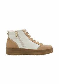 Hochwertiger Sneaker mit einem weißen Leder-Obermaterial und Akzenten aus hellbraunem Wildleder, ausgestattet mit einem seitlichen Reißverschluss, einer Schnürung an der Vorderseite und einer strukturierten Gummisohle.