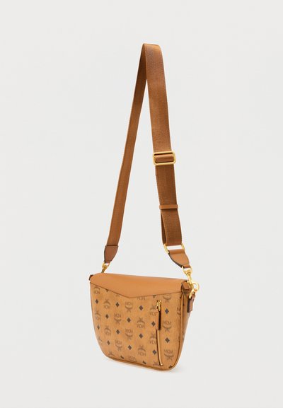 Καφέ δερμάτινη τσάντα ώμου με υφή, διακοσμημένη με λογότυπα, χρυσά μεταλλικά στοιχεία και ρυθμιζόμενο λουρί. Μπροστινή τσέπη με φερμουάρ.