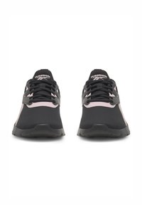 Czarne sportowe sneakersy o teksturowanej powierzchni, z różowymi akcentami i czarnymi sznurowadłami. Projekt zawiera wzmocnioną czarną piętę i logo.