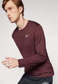 Nike Performance MILER - Hosszú ujjú felső - burgundy crush/reflective silver