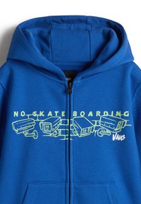 Modrá mikina na zip s grafickým designem karikatur bezpečnostních kamer ve světle zelené barvě a textem "ŽÁDNÉ JÍZDY NA SKATEBOARDE" nahoře.