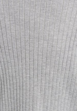 Szara, żeberkowana tkanina z pionowymi paskami, charakteryzująca się miękką teksturą i jednolitym wzorem w całym materiale.