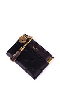 Černá kožená peněženka s embosovaným květinovým vzorem, zlatými akcenty a zlatou třásní na řetízku. Logo "VUCH" je výrazně zobrazeno na přední straně.