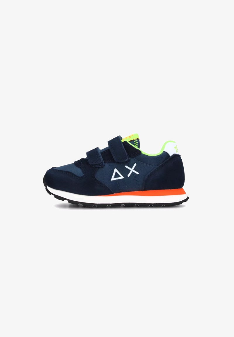 Sneakers blu navy in tessuto scamosciato, con dettagli bianchi e arancioni, doppie cinture in Velcro e fodera interna verde. Presentano un dettaglio del logo geometrico.
