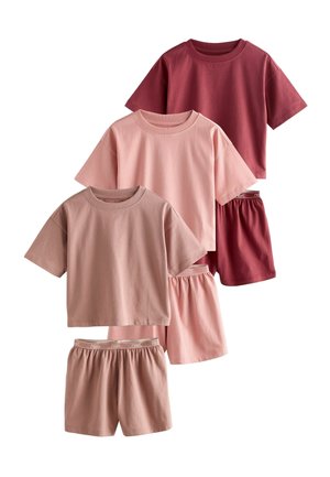 Tre sæt ensfarvede T-shirts med korte ærmer og elastiske shorts i bourgogne, lyserød og støvet lilla, arrangeret lodret.