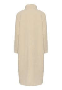 Krem-bijeli, dugi, flis kaput s visokim ovratnikom i dugim rukavima. Mekana tekstura, oversized kroj, minimalistički dizajn i bez vidljivih kopči.