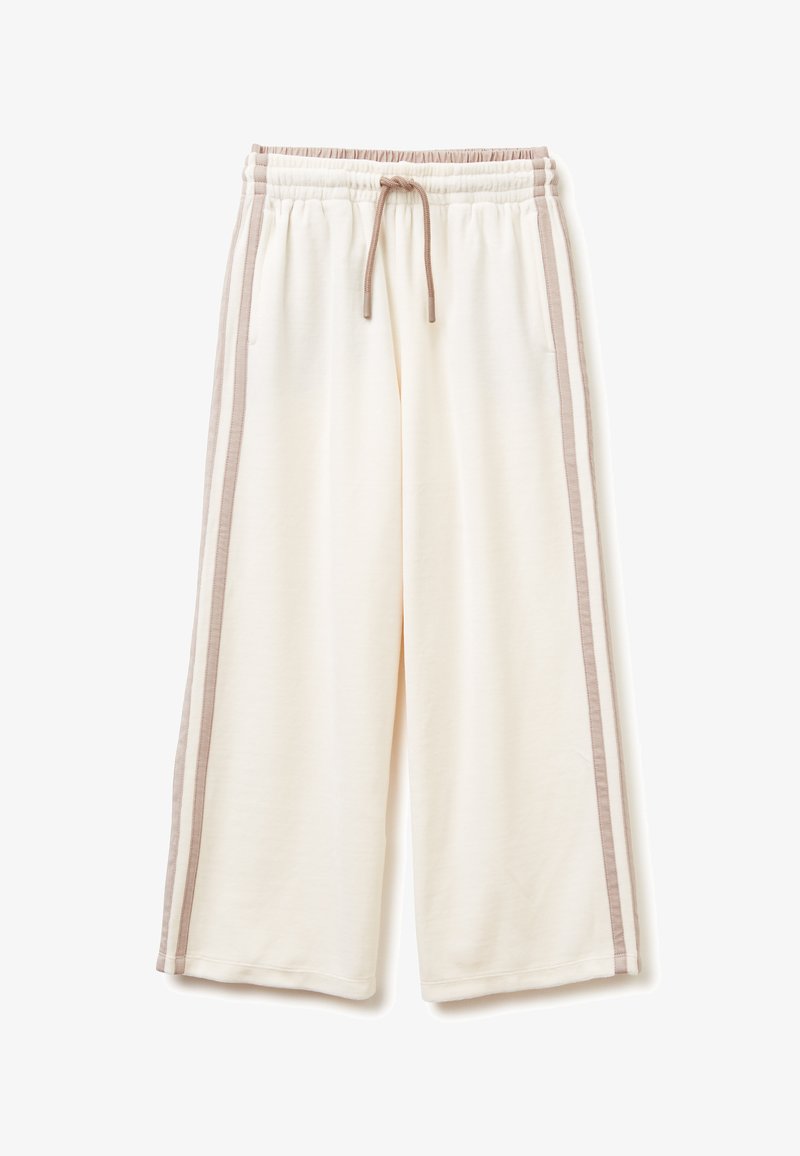 Kremowe spodnie dresowe o szerokim kroju, z kontrastującymi jasnobrązowymi paskami po bokach oraz elastycznym pasem w talii z troczkiem.