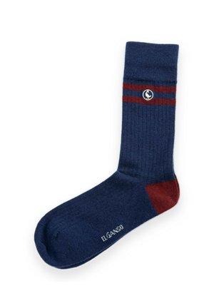 Calcetín azul marino hasta la mitad de la pantorrilla con dos rayas horizontales rojas cerca de la parte superior, talón rojo y logo blanco y texto "ELGANSO" en el pie.