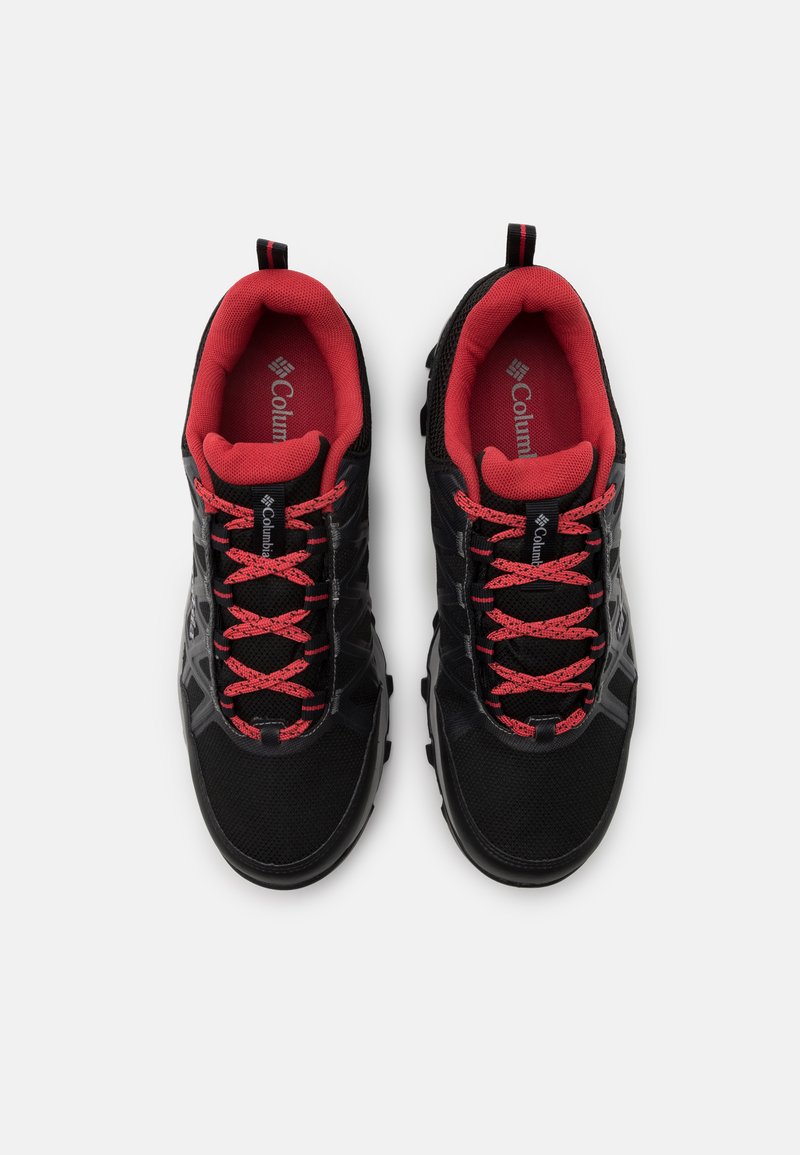 Czarne buty sportowe z siateczkową cholewką, czerwonymi akcentami i wyrazistymi sznurowadłami. Wyposażone w wyściółkę z amortyzacją oraz solidną podeszwę z przyczepnością.