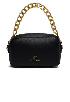 Borsa in pelle nera con texture, di forma rettangolare, con manico a catena dorata e logo in rilievo sulla parte frontale. Chiusura a zip nella parte superiore.