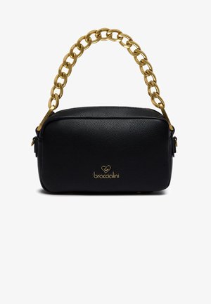 Zwarte gestructureerde leren tas met een rechthoekige vorm, gouden kettinghandvat en reliëflogopatch aan de voorkant. Ritsluiting aan de bovenkant.