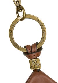 Porte-clés en cuir marron avec un anneau en laiton gravé, un accent en cuir noué et une étiquette en métal doré marquée "M O'P."