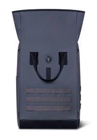 Zaino impermeabile grigio con chiusura roll-top, tasca frontale, cinghie di webbing e manico. Presenta un gancio circolare e un pannello inferiore nero.
