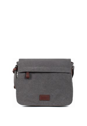 Sac messager en tissu gris avec fermeture à rabat, languette en cuir marron et bandoulière réglable.
