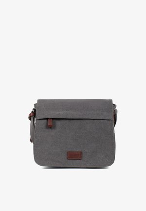 Sac messager en tissu gris avec fermeture à rabat, languette en cuir marron et bandoulière réglable.