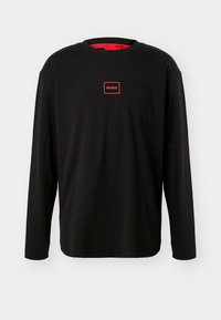 Tricou negru cu mânecă lungă, fabricat din bumbac, având un logo pătrat roșu cu "HUGO" în centrul său și un design cu guler rotund. Textură fină.