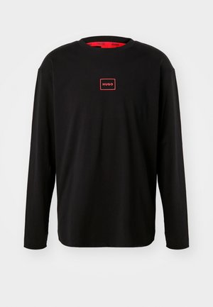 Camiseta de manga longa preta feita de algodão, com um logo quadrado vermelho com "HUGO" ao centro e um design de gola redonda. Textura suave.