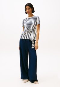 Tommy Hilfiger KNOT BOAT TEE - Basic T-shirt - calico/dark night navy