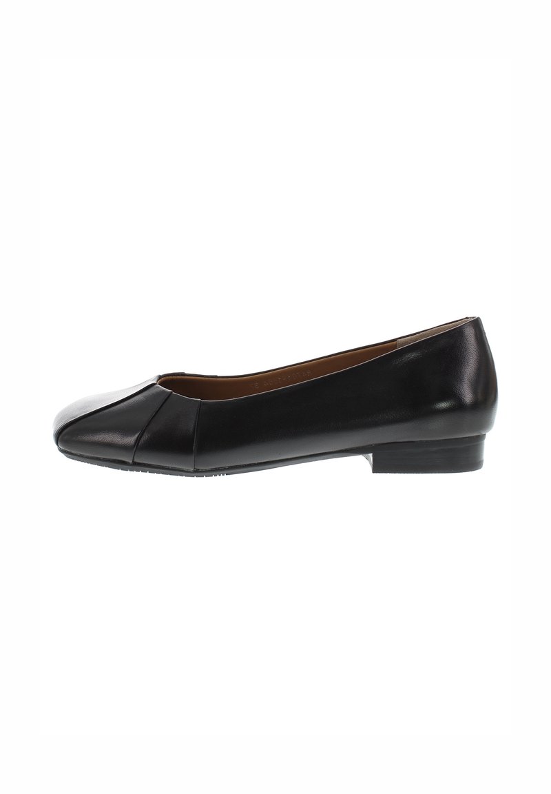 Chaussure plate en cuir noir avec petit talon et bout arrondi, vue de côté, finition lisse avec des surpiqûres discrètes près du bout des orteils.