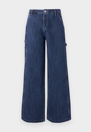 Pantaloni in denim blu scuro a gamba larga con bottone davanti, chiusura con cerniera, tasche laterali e passanti per cintura, mostrati su uno sfondo bianco semplice.