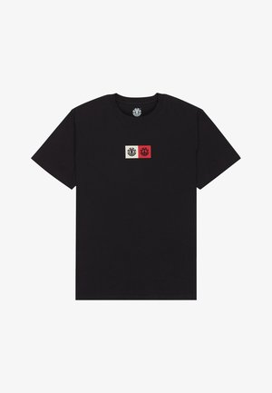 Sort bomulds t-shirt med et centralt grafik i rektangulært design. Grafikken indeholder hvide og røde sektioner med symboler.