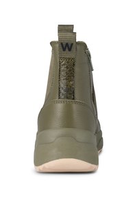Oliwkowe skórzane botki za kostkę z textured bocznym panelem, zamkiem błyskawicznym i kremową gumową podeszwą. Posiadają uchwyt z literą "W."