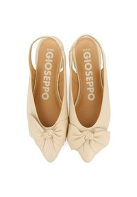 Tacones slingback beige con punta afilada y detalle de lazo en el empeine. Textura suave con una plantilla cómoda que presenta la marca "GIOSEPPO".
