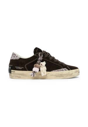 Sneaker in camoscio nero con accenti glitterati, effetto usurato sulla suola, lacci intrecciati con pon pon e piccolo charm a forma di orsetto sul lato.