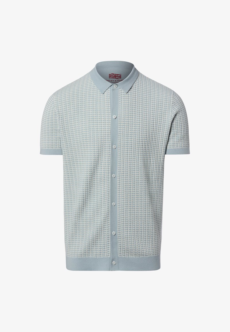 Hellblauer Kurzarm-Strickcardigan mit kleinem Karo-Muster, durchgehender Knopfleiste und spitzem Kragen.